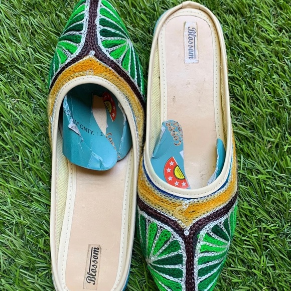 Embroidered Flats - Picture 4 of 6
